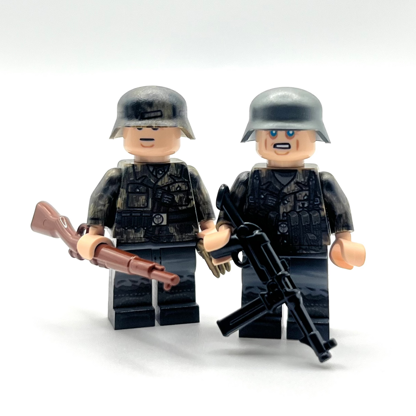 Exclusive Swamp Camo Minifigure Bundle | StuG III Ausf. G with sideskirts