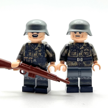 Exclusive Swamp Camo Minifigure Bundle | Sd.Kfz. 251/22 Ausf. C