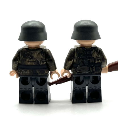 Exclusive Swamp Camo Minifigure Bundle | Sd.Kfz. 251/22 Ausf. C